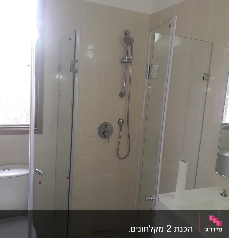 מקלחון זכוכית עם ראש מקלחת מתכוונן